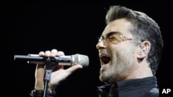 열창하는 조지 마이클(George Michael)