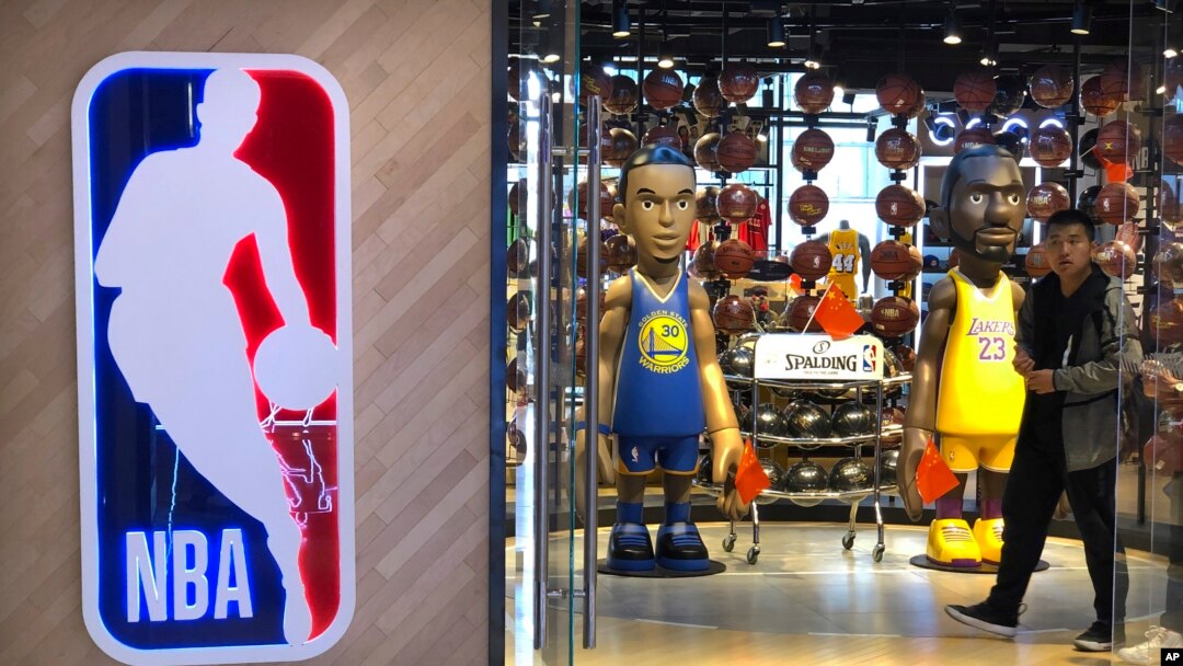 一名男子從北京一家NBA專賣店走出。（2019年10月8日）