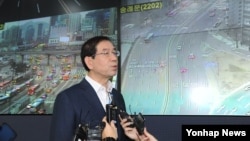 박원순 서울시장이 14일 시청 신청사 서울안전통합상황실을 방문해 서울역 고가도로 폐쇄에 따른 평일 교통상황 등을 점검한 뒤 기자들의 질문에 답하고 있다.