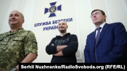 Луценко, Бабченко и глава СБУ Грицак (слева) на брифинге в СБУ