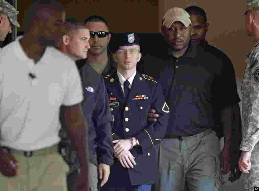 Prajurit Kelas Satu Bradley Manning (tengah) dikawal menuju kendaraan keamanan di luar pengadilan militer Maryland, setelah disidang karena diduga membocorkan dokumen rahasia (20/8). (AP/Patrick Semansky)