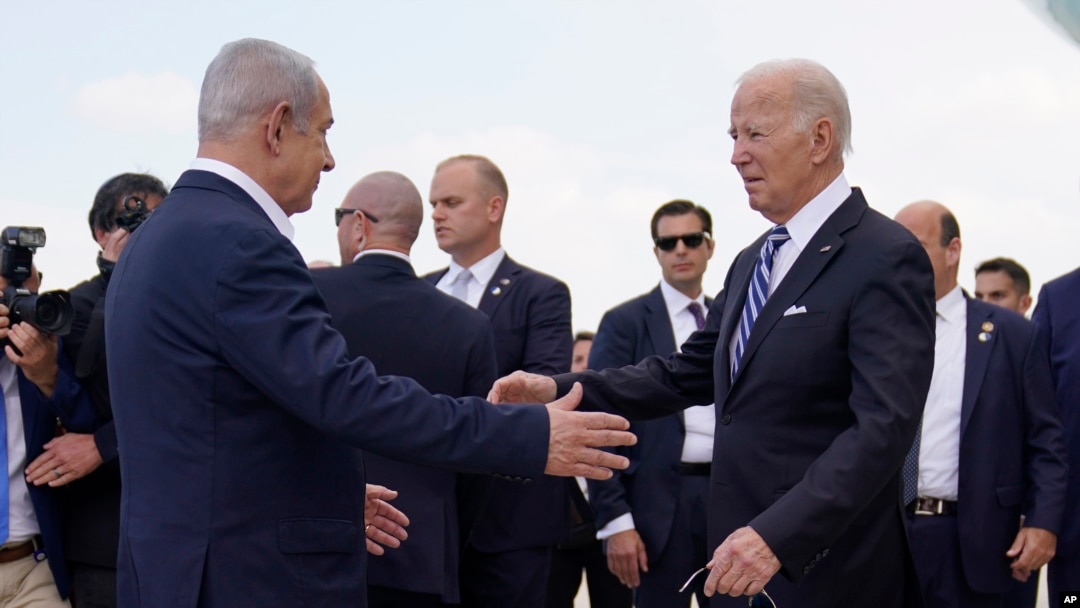 Presiden Amerika Serikat (AS) Joe Biden disambut Perdana Menteri Israel Benjamin Netanyahu saat tiba di Bandara Internasional Ben Gurion, di Tel Aviv, Rabu, 18 Oktober 2023. (Foto: Evan Vucci/AP Photo)