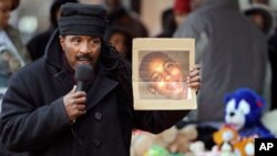 Warga kulit hitam AS menuntut keadilan atas tewasnya remaja berusia 12 tahun, Tamir Rice, dalam aksi unjuk rasa di Cleveland, Ohio (foto: dok).