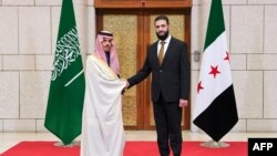 از راست به چپ، احمد الشرع، رهبر گروه هیات تحریر شام و رییس اداره موقت سوریه، و فیصل بن فرحان آل سعود،‌ وزیر خارجهٔ عربستان سعودی