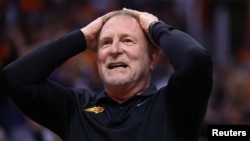 Le propriétaire des Phoenix Suns, Robert Sarver, lors d'un match contre Sacramento, USA, le 23 octobre 2019.