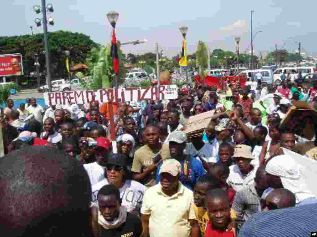 Manifestação na Praça da Independência, em Luanda (2 de Abril de 2011) Foto de Alexandre Neto / VOA