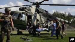 Soldados ucranianos evacúan por helicóptero a un compañero herido cerca de la ciudad de Luhansk, en el este de Ucrania.