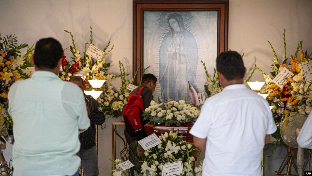 Amigos y familiares despidieron al periodista Gastón Medina durante su funeral en Ica, Perú, el 21 de enero de 2025. El comunicador peruano fue asesinado a tiros el lunes cuando salía de su casa.