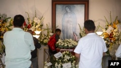 Amigos y familiares despidieron al periodista Gastón Medina durante su funeral en Ica, Perú, el 21 de enero de 2025. El comunicador peruano fue asesinado a tiros el lunes cuando salía de su casa.