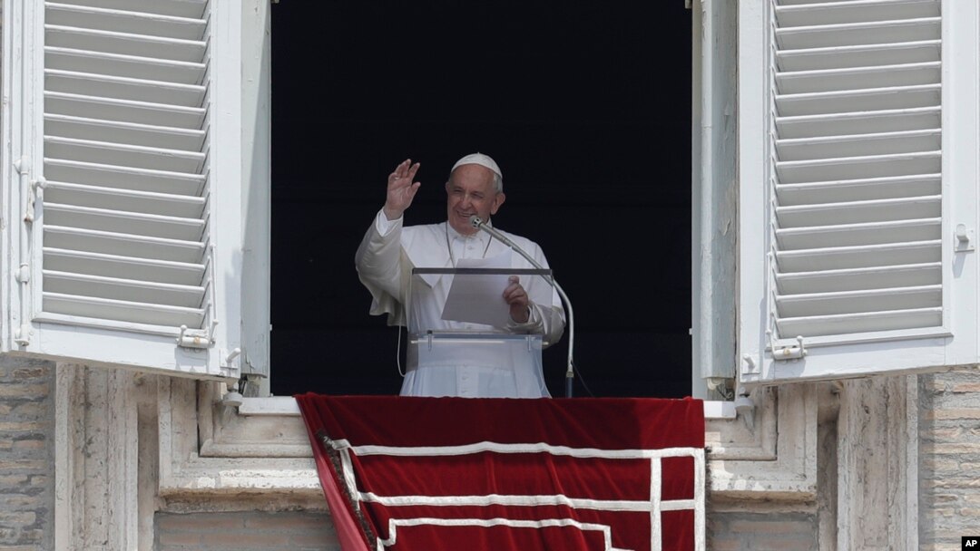El papa Francisco saluda a los fieles tras la oración del Angelus desde la ventana de su estudio con vista a la plaza de San Pedro, en el Vaticano, el domingo 7 de julio de 2019. (AP Foto/Alberto Pellaschiar).