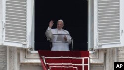 El papa Francisco saluda a los fieles tras la oración del Angelus desde la ventana de su estudio con vista a la plaza de San Pedro, en el Vaticano, el domingo 7 de julio de 2019. (AP Foto/Alberto Pellaschiar).