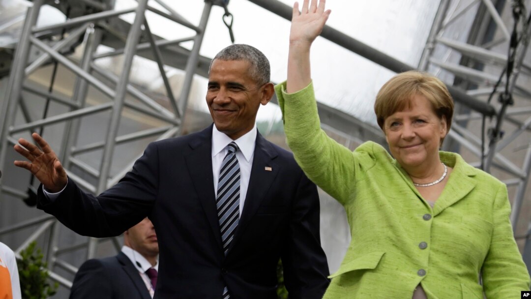 Mantan Presiden AS Barack Obama (kiri) dan Kanselir Jerman Angela Merkel dalam perayaan 500 tahun Reformasi Protestan di Berlin, Kamis (25/5).