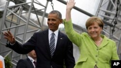 Mantan Presiden AS Barack Obama (kiri) dan Kanselir Jerman Angela Merkel dalam perayaan 500 tahun Reformasi Protestan di Berlin, Kamis (25/5).