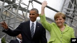 Former U.S. President Barack Obama, left, and German Chancellor Angela Merkel, right, arrive for a discussion event on democracy and global responsibility at a Protestant conference in Berlin, Germany, May 25, 2017.