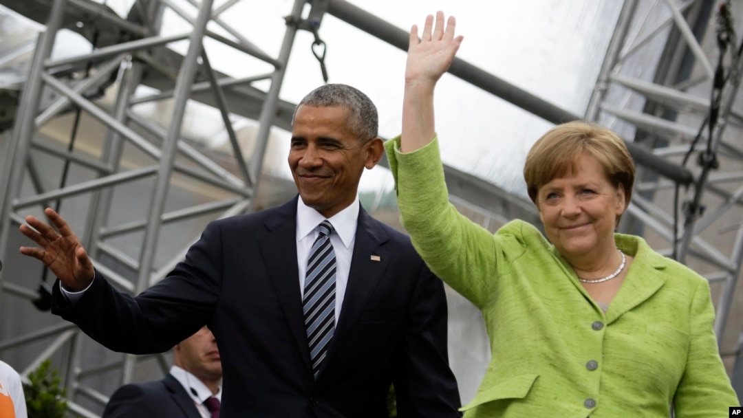 Mantan Presiden AS Barack Obama (kiri) dan Kanselir Jerman Angela Merkel (kanan) di Berlin, Jerman, 25 Mei 2017. (AP Photo/Markus Schreiber).