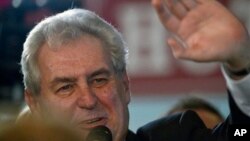 Ông Milos Zeman vẫy chào cử tọa và phóng viên tại trụ sở chiến dịch bầu cử của ông ở Praha, CH Czech, ngày 26 tháng 1, 2013