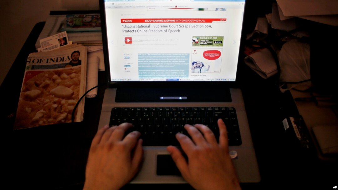 Seorang warga India menggunakan internet di sebuah kafe internet di New Delhi, Selasa (24/3). Mahkamah Agung India mencabut UU yang membatasi kebebasan berpendapat di internet.