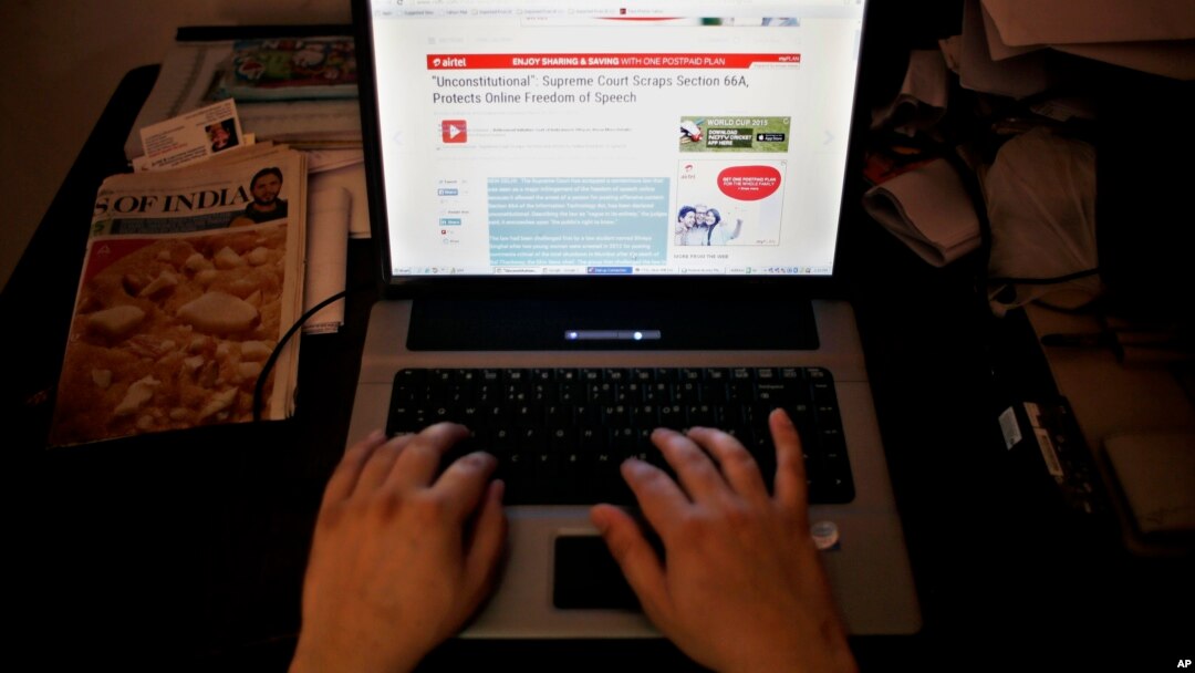 Seorang warga India menggunakan internet di sebuah warnet di New Delhi, India (foto: dok).