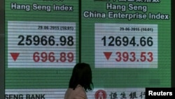 Sebuah papan di luar sebuah bank di Hong Kong, China, memperlihatkan posisi saham Indeks Hang Seng dan Indeks Hang Seng China Enterprise pada saat penutupan lantai bursa (29/6).