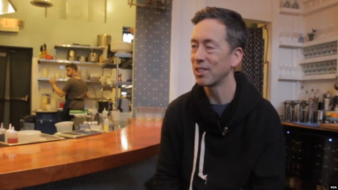 厄普舍街角书店店主保罗·鲁珀特在他的餐厅分享投身文化产业的理念