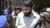 La policía paquistaní escolta a Ahmed Omar Saeed Sheikh, quien fue condenado por el asesinato del periodista estadounidense Daniel Pearl, al salir de una corte de Karachi en 2002.