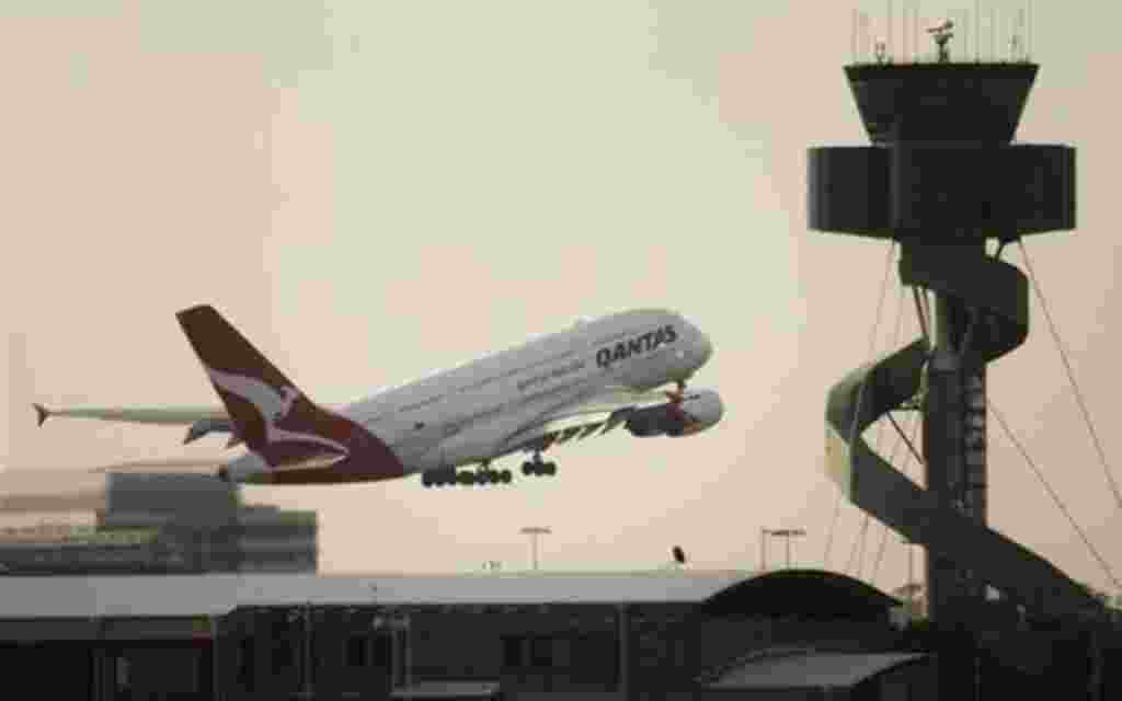 Лайнер Qantas взлетает из аэропорта Сиднея.