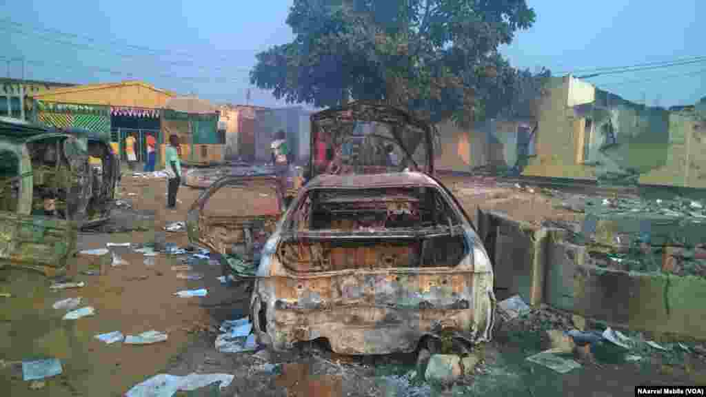 Des manifestants en colère ont saccagé et mis à feu un poste de police, des boutiques et des véhicules pour venger le meurtre d’un commerçant à Kasumbalesa, dans l’ex-province du Katanga, 9 septembre 2016. VAO/Narval MabilaSelon 
