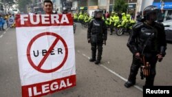 Taxistas en Bogotá, Colombia, protestan contra la presencia de Uber.