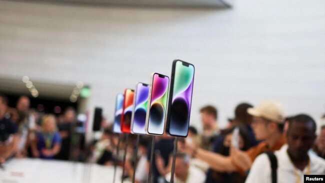 Guests look at the new iPhone 14 at an Apple event at their headquarters in Cupertino, California, U.S. September 7, 2022. REUTERS/Carlos Barria