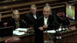 Pistorius Urged to Look at Police Photo of Steenkamp