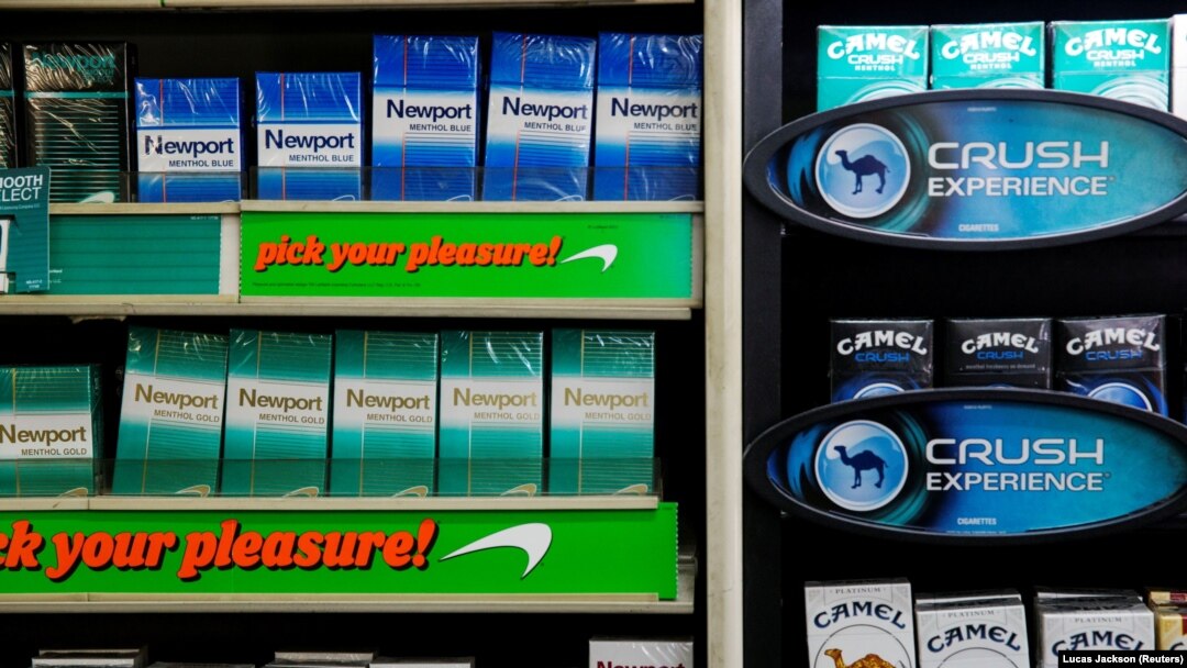 Rokok-rokok mentol dari berbagai merek dipajang di sebuah rak di toko rokok di New York, Amerika Serikat, 11 Juli 2014. (Foto: Lucas Jackson/Reuters)