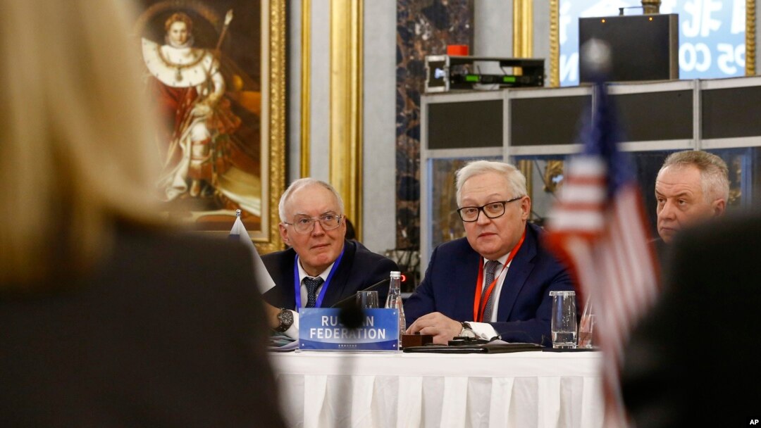 Arhiva - Zamenik ruskog minista inostranih poslova Sergej Ribakov, u centru, razgovara sa predstavnicima delegacije SAD tokom konferencije u Pekingu, 30. januara 2019.