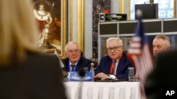 Arhiva - Zamenik ruskog minista inostranih poslova Sergej Ribakov, u centru, razgovara sa predstavnicima delegacije SAD tokom konferencije u Pekingu, 30. januara 2019.