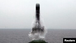 북한은 2일 오전 동해 원산만 수역에서 신형 잠수한탄도미사일(SLBM) '북극성-3형' 시험발사에 성공했다면서 사진을 공개했다.