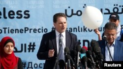 Komisioner UNRWA Pierre Krahenbuhl (tengah) berbicara pada konfernsi pers di Gaza City, Palestina (22/1).