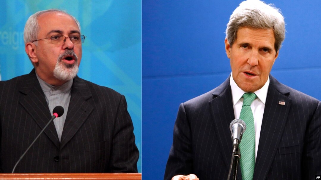 Menteri Luar Negeri Iran Javad Zarif (kiri) dan Menlu AS John Kerry melakukan perundingan nuklir dengan para Menlu P5+1 di New York Kamis 26/9 (foto: dok). 