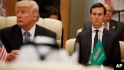 El asesor Jared Kushner, derecha, escucha durante una reunión del presidente Donald Trump en la Cumbre del Consejo de Cooperación del Golfo, en Arabia Saudí.