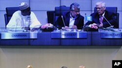 Nigeria's delegation head and OPEC Chairman Goni Musa (L), Oil Minister of Iran and OPEC President Mohammad Aliabadi (C), and OPEC Secretary General Abdalla Salem el-Badri (R) talk during the OPEC meeting in Vienna, June 8, 2011