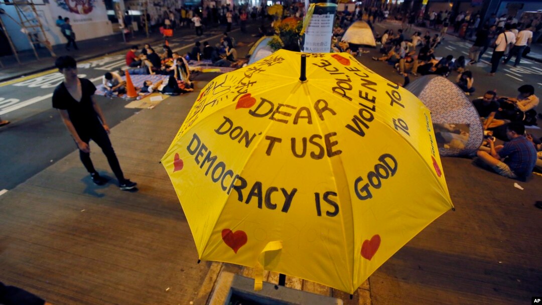 Payung, yang telah menjadi ikon demonstrasi, bertuliskan pesan-pesan pro-demokrasi terlihat di distrik Mong Kok, Hong Kong (20/10).