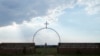 Gerbang masuk dari Biara Santo Markus Rasul dan Santo Samuel Pengiman di Cullinan, di timur Pretoria, Afrika Selatan, dalam foto yang diambil pada 13 Maret 2024. Tiga biarawan di di biara tersebut tewas dibunuh. (Foto: AP/Themba Hadebe)