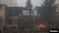 Una vista muestra el sitio donde un helicóptero cae sobre edificios de infraestructura civil, en medio del ataque de Rusia a Ucrania, en la ciudad de Brovary, en las afueras de Kiev, Ucrania, el 18 de enero de 2023.