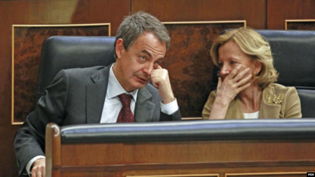 Perdana Menteri Spanyol Jose Luis Rodriguez Zapatero (kiri) berbicara dengan Menteri Perekonomian Elena Salgado dalam sebuah sidang parlemen di Madrid, Rabu (9/3).