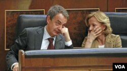 Perdana Menteri Spanyol Jose Luis Rodriguez Zapatero (kiri) berbicara dengan Menteri Perekonomian Elena Salgado dalam sebuah sidang parlemen di Madrid, Rabu (9/3).