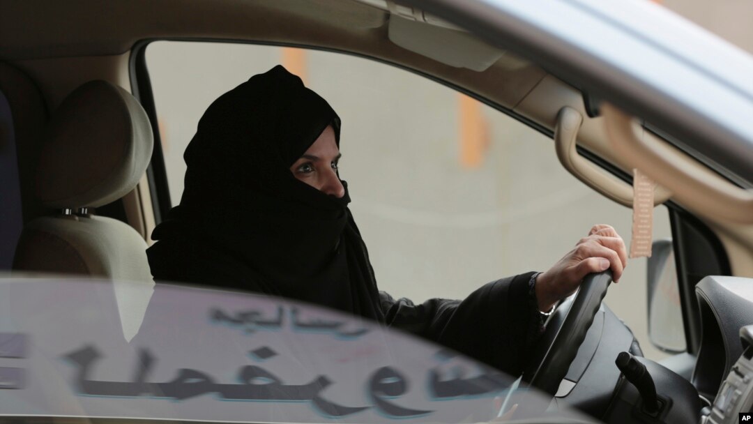 Na ovoj slici od 29. marta 2014. Aziza al-Jusef vozi putnički automobil na ato-putu u Rijadu, u okviru kampanje da se suprotstavi zabrani vožnje za žene. (Foto: AP/Hasan Jamali)