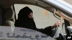 Na ovoj slici od 29. marta 2014. Aziza al-Jusef vozi putnički automobil na ato-putu u Rijadu, u okviru kampanje da se suprotstavi zabrani vožnje za žene. (Foto: AP/Hasan Jamali)