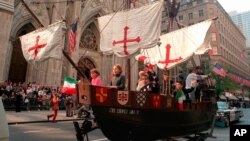 1996年10月14第56届哥伦布日游行: 哥伦布的三艘船之一“圣玛丽亚”号模型经过纽约第五大道圣帕特里克大教堂