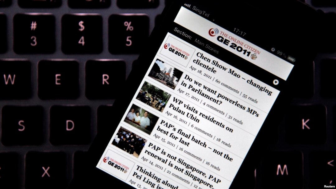 FILE - App pemilu di iPhone milik The Online Citizen di Singapura, 26 April 2011. 