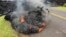 Lava del volcán Kilauea avanza sobre una calle en Leilani Estates, Pahoa, Hawái, el sábado, 5 de mayo, de 2018.