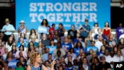 Debbie Wasserman Schultz, à la tête du comité du parti démocrate, parle lors du rassemble d'Hillary Clinton à Tampa, le 22 juillet 2016.