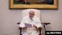 El papa Francisco realiza la audiencia semanal en la biblioteca del Palacio Apostólico, en medio del brote de la enfermedad del coronavirus (COVID-19), en el Vaticano el 10 de febrero de 2021.